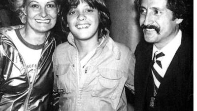 Luis Miguel junto a su madre, Marcela Basteri (i), y su padre, Luisito Rey (d). Foto Agencia Reforma.