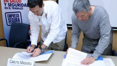 El ministro Carlos Madero y Arnoldo Solís mientras firman el convenio de colaboración. Foto: Franklin Muñoz