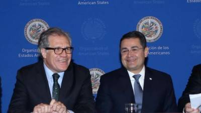 El secretario general de la OEA, Luis Almagro, junto al presidente Juan Orlando Hernández el pasado 19 de enero en la firma de la Maccih en Washington.