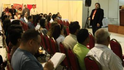 Unos 40 pequeños y medianos empresarios de San Pedro Sula formaron parte de la conferencia “El arte de negociar”, impartida por Carlos Hernández.
