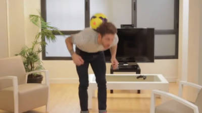 El madridista Sergio Ramos se grabó haciendo ejercicios de habilidad con el balón en el salón de su casa.