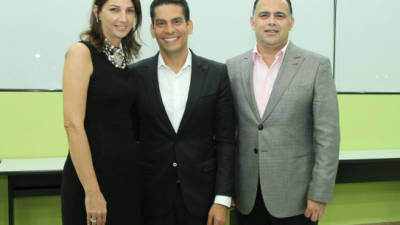 Mary Ann Kafati, el periodista Ismael Cala y Armando Calidonio.