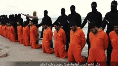 El video difundido por el ISIS muestra a los cristianos orando momentos previos a la ejecución.