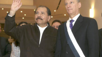 Fotografía cedida por Presidencia que muestra al presidente de Nicaragua, Daniel Ortega (i), mientras saluda, junto al secretario del Consejo de Seguridad de Rusia, Nikolay Patrushev (d), este 30 de octubre de 2013, durante su encuentro en la Casa de los Pueblos en Managua (Nicaragua). EFE