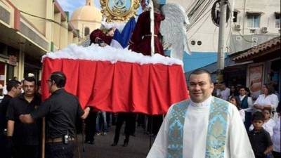 La procesión es acompañada por las máximas autoridades de la Iglesia Católica de Honduras.