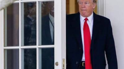 El presidente de Estados Unidos, Donald Trump cuando ayer abandonaba el Despacho Oval, en Washington, Estados Unidos. EFE