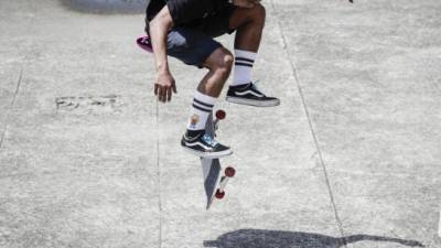 El skateboarding o monopatinaje es un deporte que consiste en deslizarse sobre una tabla con ruedas y a su vez realizar diversos trucos, elevando la tabla del suelo y haciendo figuras y piruetas con ella en el aire. EFE/Archivo