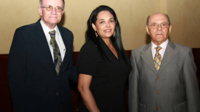 Gregory y Sandra Werner con Giuseppe Voto.