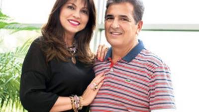 Jorge Luis Pinto junto a su esposa Claudia Uribe.