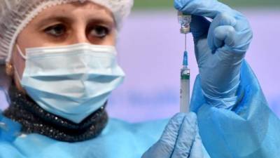 La OMS recomendó a países europeos que suspendieron vacunación con AstraZeneca continuar inmunizando con este suero./AFP.