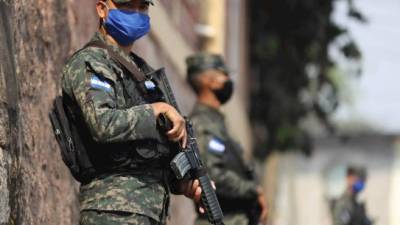 Militares hondureños patrullan este jueves, un barrio marginal para brindar seguridad a la población este jueves, en Tegucigalpa.