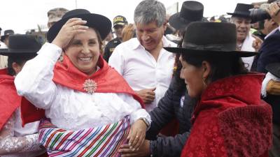 La presidenta de Perú, Dina Boluarte, fue agredida por dos mujeres en su primera visita al Ayacucho.