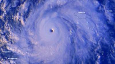 Una fotografía de la imagen satelital del huracán Mitch.