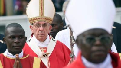 El Papa Franciso, hoy a su llegada a la Misa en el santuario anglicano de los mártires de Namugongo, cerca de Kampala. EFE