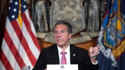 Fotografía cedida por la gobernación de Nueva York donde aparece su gobernador, Andrew Cuomo, mientras habla durante su rueda de prensa diaria ofrecida este jueves, desde Albany, Nueva York (EEUU). EFE