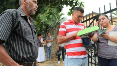 Los familiares del agricultor Willian Castellanos, quienes exigen que se haga justicia castigando a los responsables del crimen, llegaron ayer a la morgue forense a reclamar su cuerpo.