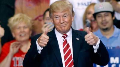 PHOENIX, AZ - AUGUST 22: U.S. President Donald Trump gives a thumbs up to supporters at the Phoenix Convention Center during a rally on August 22, 2017 in Phoenix, Arizona. An earlier statement by the president that he was considering a pardon for Joe Arpaio,, the former sheriff of Maricopa County who was convicted of criminal contempt of court for defying a court order in a case involving racial profiling, has angered Latinos and immigrant rights advocates. Ralph Freso/Getty Images/AFP== FOR NEWSPAPERS, INTERNET, TELCOS & TELEVISION USE ONLY ==