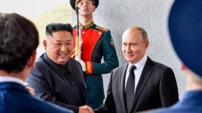 En pleno bloqueo diplomático con Estados Unidos, el líder norcoreano Kim Jong Un buscó el apoyo del presidente ruso Vladimir Putin, con quien se reunió por primera vez este jueves en una histórica cumbre en la que establecieron una nueva alianza diplomática que enciende las alertas en la Casa Blanca.