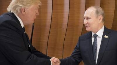 El presidente estadounidense, Donald J. Trump y el presidente ruso, Vladímir Putin, participan hoy en el 'retiro' de los dirigentes en el ámbito de la cumbre de líderes de estado y gobierno del G20, en Hamburgo, Alemania. EFE
