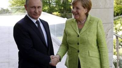 El presidente ruso, Vladimir Putin (i), recibe a la canciller alemana, Angela Merkel (d), en la residencia Bocharov Ruchei en Sochi (Rusia) hoy, 2 de mayo de 2017. EFE