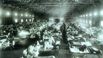 Un hospital improvisado en Kansas, Estados Unidos, para atender a los enfermos de la gran pandemia de influenza hace poco más de 100 años.