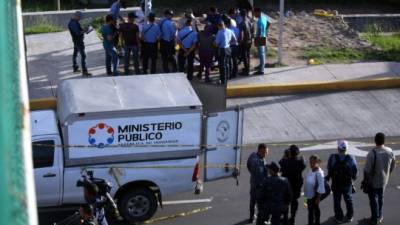 El cadáver quedó tirado junto a un maletín color negro en el que llevaba sus pertenencias, así como una hamaca.