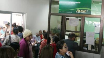 Derechohabientes aguardan ser atendidos en el Instituto Hondureño de Seguridad Social (IHSS) en Tegucigalpa.