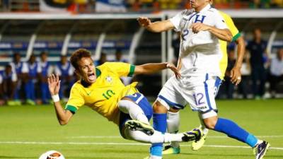 Arnold Peralta enfrentó en un par de ocasiones al brasileño Neymar, que sufrió con la fuerte marca del futbolista hondureño.