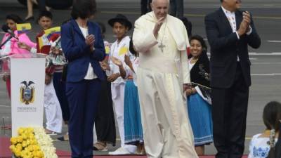 El presidente ecuatoriano y su esposa recibieron al Papa Francisco a su llegada al aeropuerto de Quito.