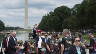 El candidato presidencial Donald Trump saluda a los veteranos de guerra. Foto: AFP/Andrew Caballero-Reynolds