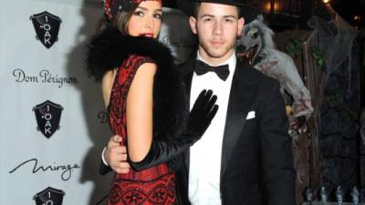 Nick y su novia Olivia Culpo durante un evento de Halloween.