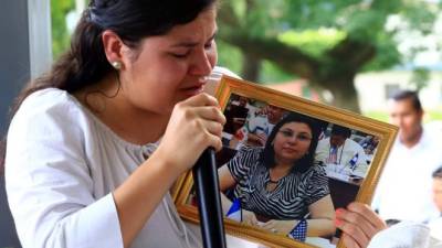 Julissa Medina Banegas hijas de la victimada coordinadora de la Fiscalía de Homicidios llorando dijo que perdonaba a los asesinos de su madre.