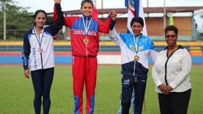 La hondureña Aldy Jimena González (izquierda) subió este sábado al podio y presumió su medalla de plata que ganó en los 5,000 metros planos. El Campeonato Centroamericano de Atletismo Mayor concluye este domingo en Managua, Nicaragua.