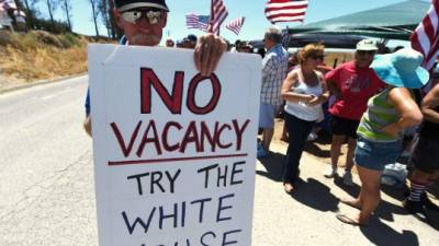 En Murrietta, California, protestantes se oponen a la llegada de migrantes a su territorio.