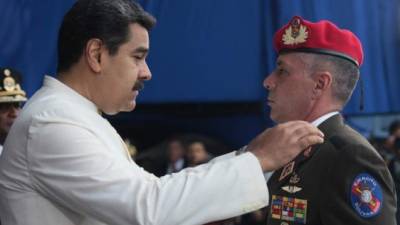 Fotografía de archivo cedida por Prensa de Miraflores, muestra al presidente venezolano, Nicolás Maduro (i), mientras participa en un acto de ascenso al grado de Mayor General de los Oficiales de Comando y Técnicos de las Fuerzas Armadas Nacionales Bolivariana.EFE