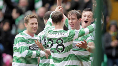 Jugadores del Celtic celebran uno de los goles del partido.