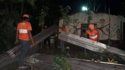 En Arizona los fuertes vientos derribaron los techos de varias viviendas. Copeco prestó asistencia.