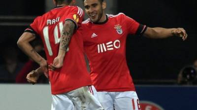 Eduardo Salvio es felicitado por su compañero Maxi Pereira.