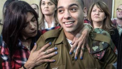 El soldado israelí Elor Azaría es abrazado por su madre antes de escuchar el veredicto de un tribunal militar israelí en Tel Aviv, Israel.