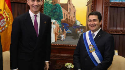 El nuevo presidente de Honduras, Juan Orlando Hernádez (d), recibe al príncipe Felipe de Borbón (i) hoy, lunes 27 de enero de 2014, en Casa Presidencial, en Tegucigalpa (Honduras). Hernández asumió hoy como mandatario hondureño. EFE/