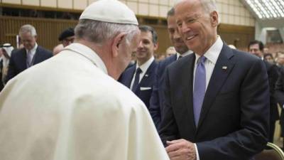 Fotografía facilitada por el diario de la santa sede 'L'Osservatore Romano' que muestra al papa Francisco y al vicepresidente de Estados Unidos, Joe Biden, durante la tercera conferencia internacional sobre los progresos de la medicina regenerativa. EFE