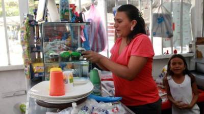 Una emprendedora atiende su local de repostería y golosinas en San Pedro Sula. Los negocios liderados por mujeres están creciendo en Honduras. Foto: Amílcar Izaguirre