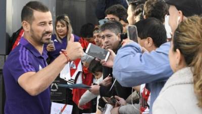 El delantero uruguayo del River Plate, Rodrigo Mora, esta tarde a su salida del Hotel Eurostars de Madrid. El equipo argentino, campeón de la Copa Libertadores, viaja a Dubai donde disputará el Mundial de clubes. EFE