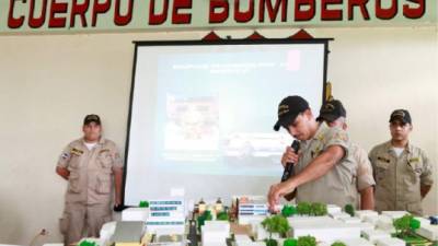 Bomberos realizaron simulacro en maqueta de un incendio. Foto: Amílcar Izaguirre