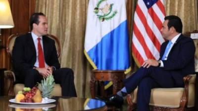 Mauricio Claver-Carone, junto al presidente guatemalteco, Jimmy Morales.