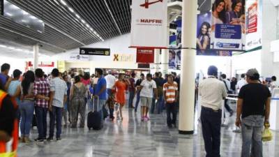 Los hondureños aprovechan el feriado para viajar a diferentes destinos turísticos. Foto Franklyn Muñoz.