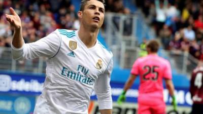 GRAF9011. EIBAR, 10/03/2018.- El delantero portugués del Real Madrid, Cristiano Ronaldo, celebra el gol marcado al Eibar durante el encuentro de la jornada 28 de LaLiga en el estadio de Ipurua de Eibar. EFE/Javier Etxezarreta.