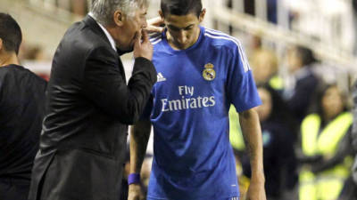 Carlo Ancelotti da instrucciones al centrocampista argentino Ángel Di María.