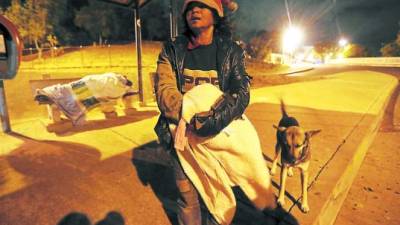 Doña Ángela y su esposo Ronald no tienen un techo adonde vivir y sufren cada noche las bajas temperaturas.