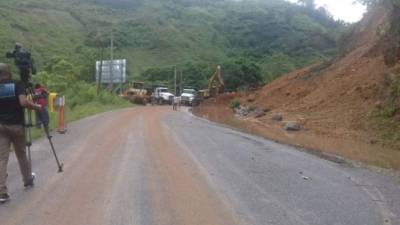 Carretera hacia Copán Ruinas estuvo incomunicada varias horas tras un deslizamiento de tierra.